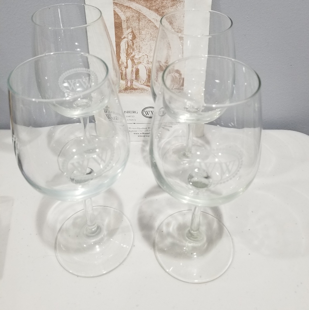 "W" Embossed White Wine Glass St